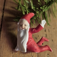 nisse-roedt-toej-langt-hvidt-skaeg-liggende-paa-knae-vinker-bisquitnisse-antik-julepynt